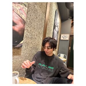 Renn Kiriyama Instagram - ・
こんにちは
Mr.カフェインです
摂りすぎなんだけど止まらない
ロンTお気に入り
@calee_official