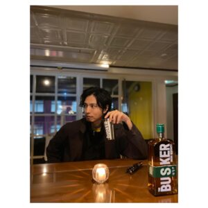 Renn Kiriyama Instagram - ・
洒落たバーでアイリッシュウイスキー
バスカーの緑！！！
　
入り口は軽やかで甘い果実感
自分はソーダで割りバスカーボールで
引っかかりがないから飲みやすい
　
次は部屋でベースとか弾きながら飲みたいところ

#PR
#thebusker
#バスカー
#buskit
@whiske_jp 
@thebusker_official