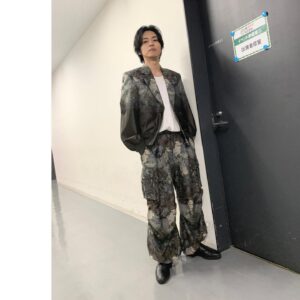 Renn Kiriyama Instagram - ・
ステージ裏での様子
@taakk_official 
@joyeux_press 
　
📸hairmake
@ena1451ena