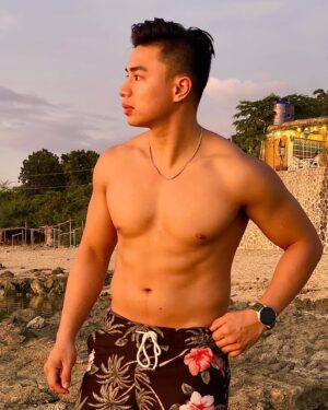 Renz Lagria Instagram - Sunny day at La Union 🔥 #reelsph #beach #summervibes #beachwear