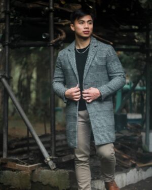 Renz Lagria Instagram - Napakalamig ng panahon buti nalang ready ako sa mainit na suot ko maganda pa 🤗 hihi Thanks @keziahclothingshop !!

Styling l @jeroldominguez •
📸@yin.dynasty •
Grooming l @jdwillbe •
Edit l Renz Lagria •
@keziahclothingshop