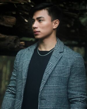 Renz Lagria Instagram - Napakalamig ng panahon buti nalang ready ako sa mainit na suot ko maganda pa 🤗 hihi Thanks @keziahclothingshop !!

Styling l @jeroldominguez •
📸@yin.dynasty •
Grooming l @jdwillbe •
Edit l Renz Lagria •
@keziahclothingshop