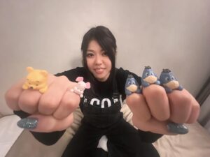 Reo Hazuki Instagram - やっとみつけたガチャガチャ🍯💍

残り5個しかなくて、プーさん欲しくて回した結果、、
イーヨー3個、ピグレット1個、プーさん1個ゲットできました👏

ティガーが出たら4種類全部揃ったっちゃけど、、指輪入っとるケースも可愛いし、プーさん出てくれたし満足満足😌

 #STARDOM #スターダム #女子プロレス
 #STARS #FWC #STC #同級生ず
 #HAZUKI #葉月 #はづらー村
 #ガチャガチャ #pooh #disney