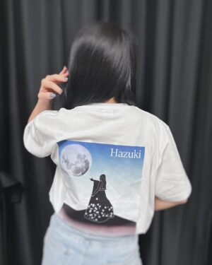 Reo Hazuki Instagram - 葉月グッズはもうゲットした？

Tシャツの胸元にはハートの形したWILD HEART♡
うしろは葉月のシルエットにお月様を🌕

タオルはシンプルに名前をでっかく！
後ろの席で掲げられとっても見つけやすいように！

みんなゲットしてね😄

 #STARDOM #スターダム #女子プロレス
 #STARS #FWC #STC #同級生ず
 #葉月 #HAZUKI #はづらー村