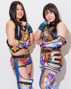 Reo Hazuki Instagram - キラキラタッグコス🤩✨

 #STARDOM #スターダム #女子プロレス
 #STARS #FWC #STC #同級生ず 
 #コグマ #葉月 #HAZUKI #はづらー村
 #コスチューム #タッグ #ベルト