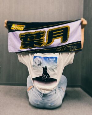 Reo Hazuki Instagram - 葉月グッズはもうゲットした？

Tシャツの胸元にはハートの形したWILD HEART♡
うしろは葉月のシルエットにお月様を🌕

タオルはシンプルに名前をでっかく！
後ろの席で掲げられとっても見つけやすいように！

みんなゲットしてね😄

 #STARDOM #スターダム #女子プロレス
 #STARS #FWC #STC #同級生ず
 #葉月 #HAZUKI #はづらー村
