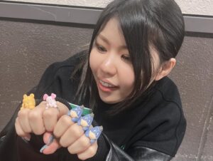 Reo Hazuki Instagram - やっとみつけたガチャガチャ🍯💍

残り5個しかなくて、プーさん欲しくて回した結果、、
イーヨー3個、ピグレット1個、プーさん1個ゲットできました👏

ティガーが出たら4種類全部揃ったっちゃけど、、指輪入っとるケースも可愛いし、プーさん出てくれたし満足満足😌

 #STARDOM #スターダム #女子プロレス
 #STARS #FWC #STC #同級生ず
 #HAZUKI #葉月 #はづらー村
 #ガチャガチャ #pooh #disney
