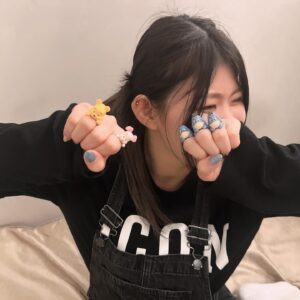 Reo Hazuki Instagram - やっとみつけたガチャガチャ🍯💍

残り5個しかなくて、プーさん欲しくて回した結果、、
イーヨー3個、ピグレット1個、プーさん1個ゲットできました👏

ティガーが出たら4種類全部揃ったっちゃけど、、指輪入っとるケースも可愛いし、プーさん出てくれたし満足満足😌

 #STARDOM #スターダム #女子プロレス
 #STARS #FWC #STC #同級生ず
 #HAZUKI #葉月 #はづらー村
 #ガチャガチャ #pooh #disney