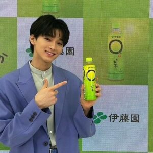 Reo Matsumoto Instagram - こんにちは

この度

5月29日より発売されている

伊藤園さんの“お〜いお茶 ○やか”

のCMに出演させていただきました🍵

まるまろでございます

既に「CM見たよ！」「買ったよ！」などたくさんの報告が来ていてとても嬉しいです

苦味が苦手な方でも
飲みやすい新商品なので
ぜひこの機会に飲んでみてください!!