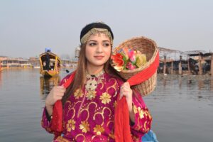 Reshma Rathore Instagram - I’m a Kashmiri woman now☺️ for a moment🙃🪷
So, I indulged myself in the breath-taking views of the scenic Dal Lake during Shikara ride🛶

#crownofindia #paradiseonearthkashmir #shikararide #winterwonderland #womeninadventure #travelindia #kashmirtourism #wintervibes #tourismindia @jktourismofficial