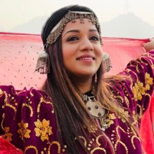Reshma Rathore Instagram - I’m a Kashmiri woman now☺️ for a moment🙃🪷
So, I indulged myself in the breath-taking views of the scenic Dal Lake during Shikara ride🛶

#crownofindia #paradiseonearthkashmir #shikararide #winterwonderland #womeninadventure #travelindia #kashmirtourism #wintervibes #tourismindia @jktourismofficial