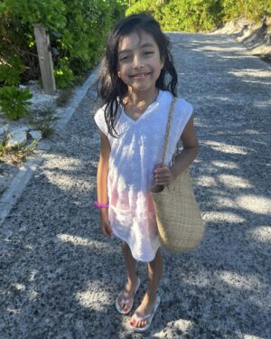 Reshma Shetty Instagram - Photo dump of my babies relaxing . Deep works so hard and his most favorite fun thing to do is to hang out with his daughter . So why not do it on a tropical
Island . Meanwhile I take the pictures 😉 and drink the wine 🙂 .