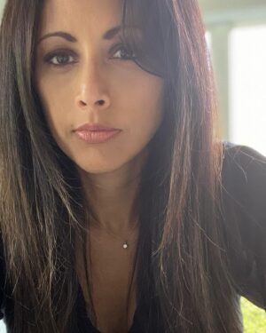 Reshma Shetty Instagram - Cos earlier i had to put makeup on my face and all I have now is a leg of a gymnastics car pool as my next exciting itinerary point . So why not take a selfie. #nofilter #fourtiesarethenewthirties #goodlighting