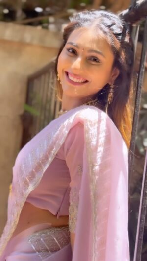 Reshma Shinde Instagram - तू हवीशी मला..🦋🩷

#janaki  #gharogharimatichyachuli #starpravah  Beautiful saari by @vastrakala_paithani_ 🩷
Thank u darling @radhikababar 🩷

Video edit @pratikshamungekar05 ❤️