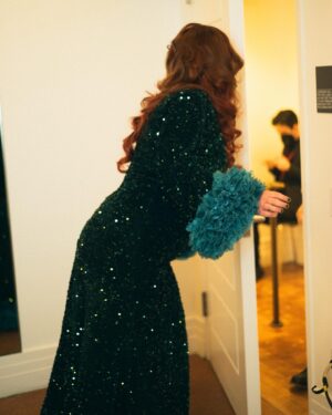 Rett Madison Instagram - prom or backstage at @carnegiehall ? 💗💐
thank you @oliver_vaughn for making me a dress that made all of my Dolly Parton meets “The Little Mermaid” dreams come true, @thepaulaperalta for flying across the country with hair extensions & bringing her vibrant energy, @ericvosburg for making my eyelids shimmer from a mile away, @neildmason for running around day of show so it could be absolutely seamless for me, & @wes__oconnor for being the most supportive, loving partner and capturing all of these little moments through their lens. 📸💗

hair by @thepaulaperalta 
hair assist @cassandraplatinum 
makeup @ericvosburg 
dress / styling @oliver_vaughn 
photos by @wes__oconnor