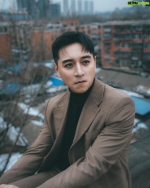 Rexen Cheng Jen-Shuo Instagram - 祝我們少一些辛苦，多些幸運，願所有人的小煩惱都不見，小願望都實現，就讓我們在平安的基礎上錦上添花，努力過好每一天，還是要謝謝自己的努力

2023感謝有你
2024我們繼續

Photo by : @13liao 📷 
Hair & make up : @2_kyun_hee 
Styling : @charliebubblecat