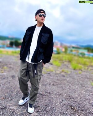 Rexen Cheng Jen-Shuo Instagram - 隨性穿搭、簡約俐落、有著時髦的小心機😎🤘
天冷記得要保暖♥️
@rptn_official