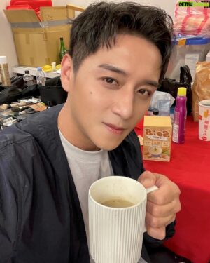 Rexen Cheng Jen-Shuo Instagram - 雞塊還是濃湯….
我想..為了帥氣上鏡，還是濃湯好了🤤（飽足無負擔）
正點的👍
這裡買🛒https://lihi.cc/DQoAb

Make up & hair : @2_kyun_hee 

#AQUAC #花漾皙 #全方位醫美級保養領導品牌
#so:8高纖濃湯 #植物性優質蛋白 #熱量不到100卡