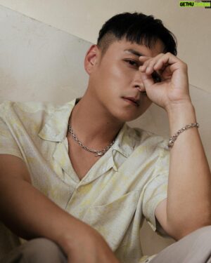 Rexen Cheng Jen-Shuo Instagram - 酷暑時節，戴上鍾情的配飾，經典又不失態度，汗流浹背還是可以瀟灑自由。

ALLSAINTS 全新飾品專門店現已於微風信義及微風本館提供東倫敦率性大膽的全系列飾品。

@allsaintstaiwan @allsaints_style #AllSaintsTaiwan