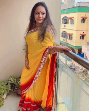 Reyaa Hari Instagram - Happyyyy #sarasvathipoojai 💛💛