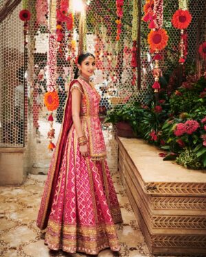 Rhea Kapoor Instagram - Beautiful Radhika at her mausalu in @manishmalhotra05 wearing the jewels her mom wore at her mausalu. 🌷
Amazing work by my @shereenlovebug and @sanyakapoor