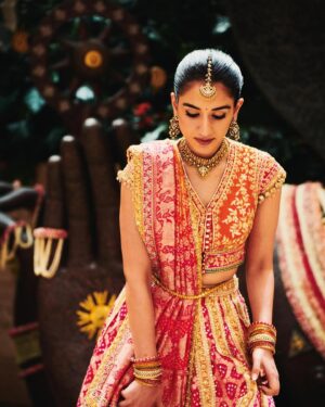 Rhea Kapoor Instagram - Beautiful Radhika at her mausalu in @manishmalhotra05 wearing the jewels her mom wore at her mausalu. 🌷
Amazing work by my @shereenlovebug and @sanyakapoor