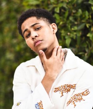 Rhenzy Feliz Instagram - Youuuu myyy brown eyed girl 🤎

.

Shot by @graphicsmetropolis 
Styled by @donnalisa00 
Grooming by @hair_by_jlis