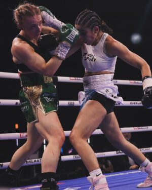Rhiannon Dixon Instagram - And the new 👑

What a story, from frontline Covid pharmacist to boxing World Champion. Into the big league for @rhiannondixon_ 

#TeamEverlast