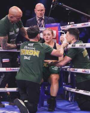 Rhiannon Dixon Instagram - And the new 👑

What a story, from frontline Covid pharmacist to boxing World Champion. Into the big league for @rhiannondixon_ 

#TeamEverlast