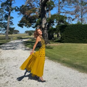 Rhonda Burchmore Instagram - Honoured to be invited  to the glorious celebration  of darlings @dthomas_39 & @natashathomass_ 💕🤵👰

@lexiela you are the bestest date 💕