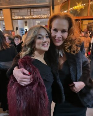 Rhonda Burchmore Instagram - Thankyou @sunsetmusicalau @gwbentertainment @operaaustralia for inviting me to a wonderful opening night at the glorious Princess theatre in Melbourne. The lush stage  set and orchestrations were worth the price of admission alone ! 
@timdraxl you are an absolute superstar ! Loved seeing so many of my friends up there in this glorious show . @ashleighrubenach  @robertgrubb @paul_hanlon  @troyasussman @tomsharah 
. @sarahbrightmanmusic playing the delusional,faded Norma Desmond was mesmerising! 

I am going back again to say the glorious @silvie.paladino play Norma and this wonderful show again 💕🙏 

Pics @jewelchic @thealistphotographers 📸