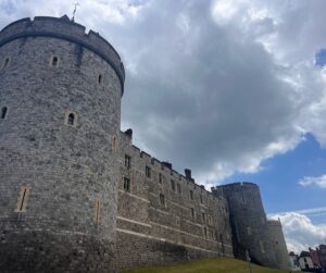 Rhys Olivia Cote Instagram - DAY 4. WINDSOR CASTLE &  OXFORD! So happy we even got to see Amy @ Ernie!! @amys.shots ❤️❤️ ➡️➡️➡️➡️#windsorcastle #windsor #oxford #oxforduniversity #england #uk #traveltheworld #europe #european #blessed #grateful #itsagoodlife #rhysolivia #rhyscote