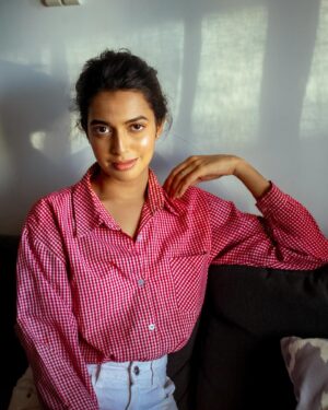 Ria Nalavade Instagram - “So much to do. Such less time. But everything I do, will be just fine, and not to mention - just mine”. 🌊

Photos by @akshay_kerlekar 
HMU @sanky_mua