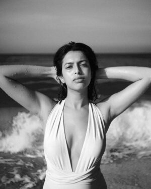 Ria Nalavade Instagram - Every time I’m near water, I feel more alive. Something about the ocean tells me that us, and all our problems are so small in front of the vastness, the majesty, the POWER of it. It forces you to be humbled. 
It forces you to listen. 
It forces you to let go. 

Photos - @ayushsaxx