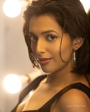 Ria Nalavade Instagram - Old hollywood dreams. New Bollywood life. 
Still looking for the smaller earthy bits in a large, shiny world. Maybe it’s not outside, but inside somewhere. 

@kaustub_kamble photography 
@cocomumbai styling 
@drishtiagarwal_artistry hair and makeup 🫶🏻 with @toabhcreative @toabhentertainment