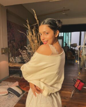 Ria Nalavade Instagram - Behind the scenes of a wonderful day with @goodmorningfilms 🏆 on @anvita_dee ‘s set 🎬 
Literally the most beautiful ad film set I’ve seen in my life