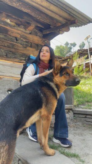 Ria Nalavade Instagram - Me - Exists. Dogs - 🐕 🐕‍🦺🦮🐩
Special talent of attracting doggo friends wherever I go ♥️ Met this handsome boy Jerry in Saket, Manali while shooting. The urge to sell everything and just live in a house with many dogs is very real….