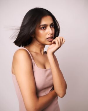 Ria Nalavade Instagram - Entering a wonderful phase of prioritising my own time and reconnecting with a long lost friend - me 🙋🏻‍♀️

Styling @cocomumbai 
Hair and makeup @abhishekindu 
Photos @ayushsaxx