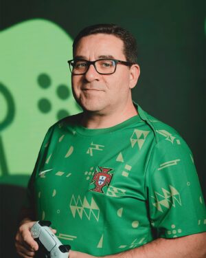 RicFazeres Instagram - Um equipamento para os que ajudaram a 𝗰𝗼𝗻𝘀𝘁𝗿𝘂𝗶𝗿 a Comunidade 💚 sempre com o ideal de que #NuncaSeráSóUmJogo. 🎮

🛍️ Disponível em portugalstore.fpf.pt