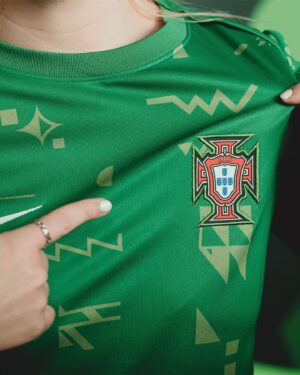 RicFazeres Instagram - Um equipamento para os que ajudaram a 𝗰𝗼𝗻𝘀𝘁𝗿𝘂𝗶𝗿 a Comunidade 💚 sempre com o ideal de que #NuncaSeráSóUmJogo. 🎮

🛍️ Disponível em portugalstore.fpf.pt