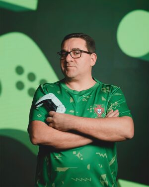 RicFazeres Instagram - Um equipamento para os que ajudaram a 𝗰𝗼𝗻𝘀𝘁𝗿𝘂𝗶𝗿 a Comunidade 💚 sempre com o ideal de que #NuncaSeráSóUmJogo. 🎮

🛍️ Disponível em portugalstore.fpf.pt