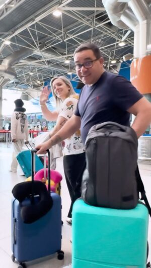 RicFazeres Instagram - A @americantourister_pt fez toda a diferença na nossa viagem até Dallas 🇺🇸 

Como levo sempre o meu portátil comigo, a mala de cabine Novastream é ideal. Tem um bolso frontal de fácil acesso, uma porta USB e um interior feito com material reciclado. 

Para o porão, a Airconic é a melhor escolha: super leve (2,7kg 😱) e resistente. 

Acertámos nas cores ou não? 😎

#MeandMyAT #packforstories *PUB