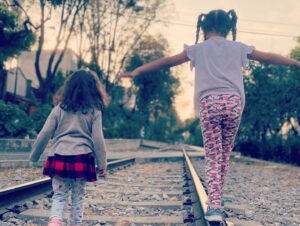 Ricardo Abarca Instagram - Mi vida ha estado rodeada de varias mujeres y cada una de ellas ha impactado mi vida.  Mis abuelas y mi madre me enseñaron a respetarlas, valorarlas y amarlas tal cual como son. Ternura, amor y armonía me han regalado.  Gracias! Gracias esposa, hijas, mom, abuelas, hermanas, suegra, cuñadas, tias, primas, amigas, compañeras… Todas han tenido un propósito único en mi vida. Deseo para todas las mujeres libertad, respeto y un mundo en el que puedan caminar seguras, con dignidad, sonriéndole a su presente y  con esperanza de un gran futuro. 💐
•
#8m #mujeres #women #niunamenos💜