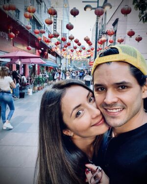 Ricardo Abarca Instagram - Una foto random caminando por el barrio chino en la CDMX. 
Más allá de esta foto está la emoción de cumplir 10 años de casados en exactamente 14 días. 
Ella es una guerrera y un regalo de Dios. 
#husbandandwife #jesuspower