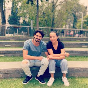 Ricardo Abarca Instagram - Lo mas lindo de esta foto a demás de estar con mi  best parcera ever, es que nuestra pequeña Julieta nos quiso tomar una foto juntos, así que busco el lugar, nos pidió que nos sentáramos y pum! Tomó una foto perfecta de sus papás 😍
#husbandandwife #Family #picoftheday