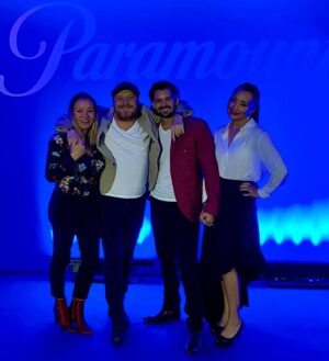 Ricardo Abarca Instagram - @paramountplusla llegó con todo. 
#LosEnviados se estrena este 12 de Diciembre y seguro la van a romper. 👊🏽
#ParamountPlus