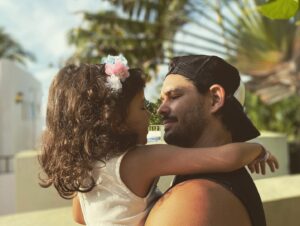 Ricardo Abarca Instagram - Noviembre, mes en el que celebramos la vida de mi esposa @diananeira_  y mi hija Alaia el mismo día. 
Hace 4 años Dios nos dio el bello regalo de ser papás por segunda ocasión.