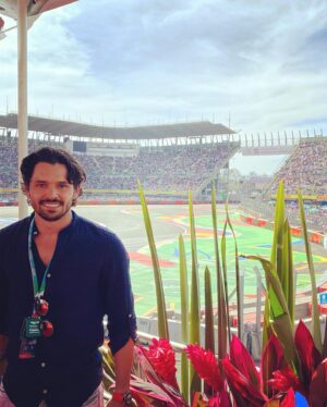 Ricardo Abarca Instagram - Gran experiencia la de este fin de semana. 
Bravo @schecoperez por darlo todo y regalarnos esta Alegría. 
#gpmexico #f1 #vivaméxico 👊🏽
.
.
.
Los envidiosos dirán que el buen Checo no esta mirando directo al lente de la cámara. 😂
Y ustedes? 
Disfrutaron la carrera?