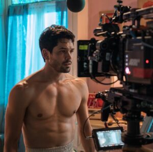 Ricardo Abarca Instagram - #elrepatriado llega pronto a @disneyplusla 
Listos para conocer la historia de Leonel "Queen”?
#disneyplus viene con todo!