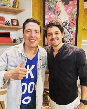 Ricardo Abarca Instagram - Hace un par de días tuve el honor de asistir a la primera función de @armandohernandezoficial en @toctocobra , una noche llena de emociones.  Por favor vayan a ver esta obra tan divertida (HOY HAY FUNCIÓN) 🎭
Armando: Gracias por esta invitación , felicitaciones por K1000O y que sigamos coincidiendo en este camino de la vida y la interpretación. Aplaudo tu talento pero aún mas el ejemplo de familia, esposo y padre que das. /La última foto es mi favorita/. 
•
•
•
#toctoc #toctocmexico #vamosalteatro #centroculturalsanangel
